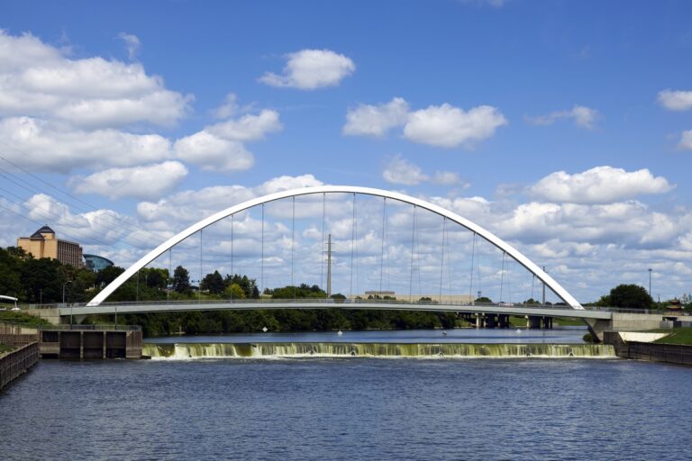 Bridge over Des Moines River in the state of Iowa.